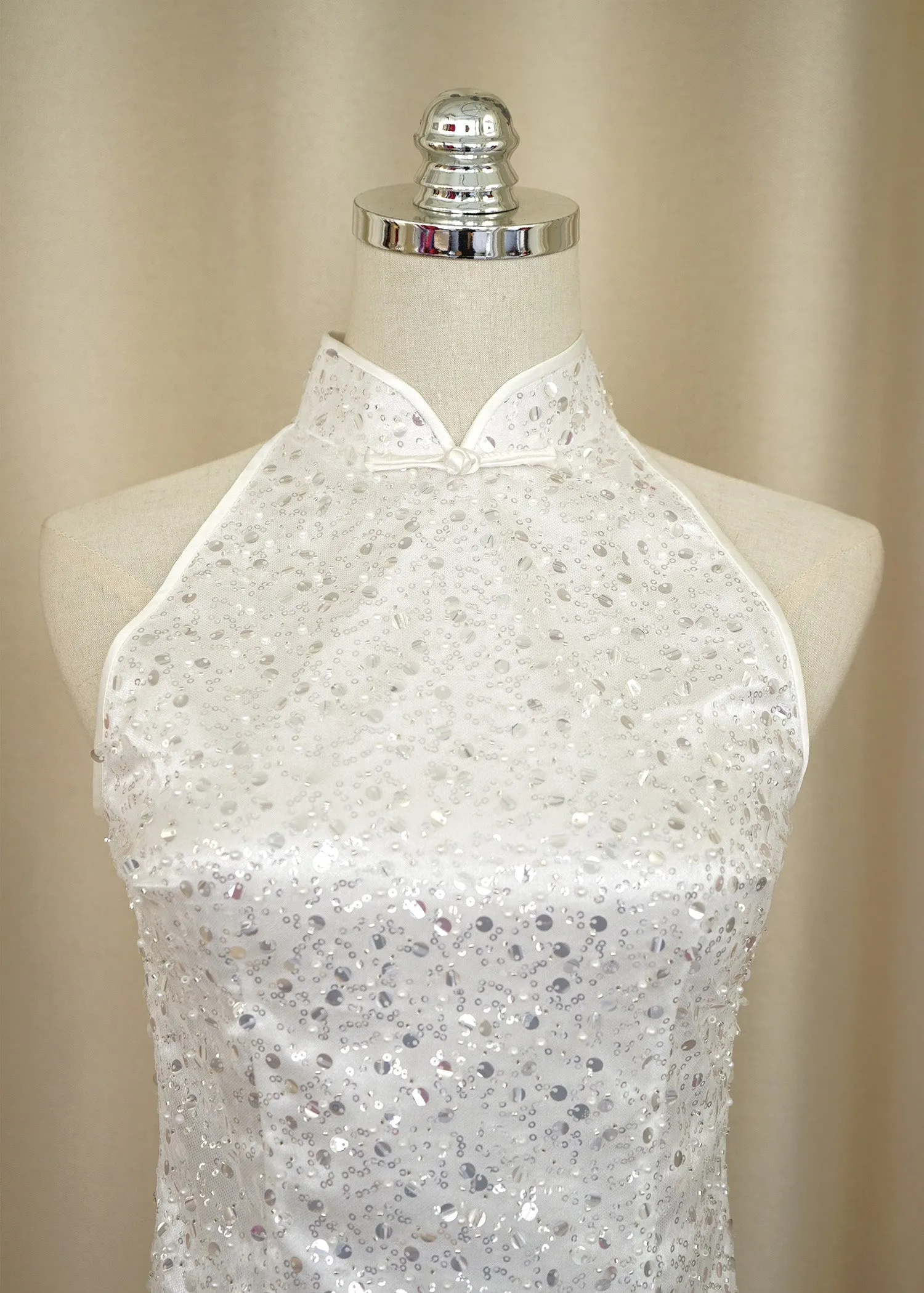 (FW24 ACTIVE) Cineraria Sequins Qipao w Two Slits (White) - RTW