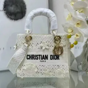 Iconic Bags for a Chic Look - 6861